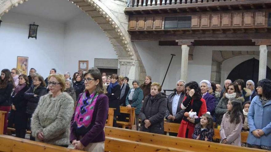 Asistentes a los actos religiosos de la Virgen del Puente celebrada ayer.