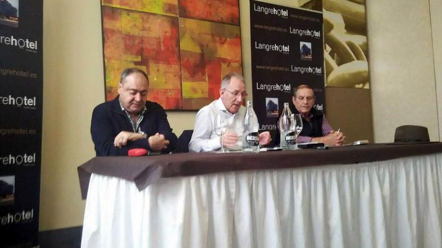 Por la izquierda, Higinio García, Alberto Rubio y Antonio Sánchez, ayer, en Langreo.