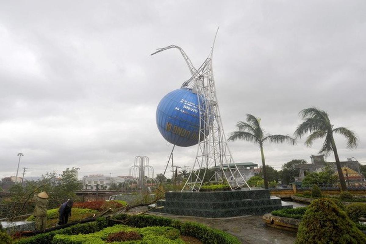 Treballadors netegen un parc de Uong Bi, a la província vietnamita de Quang Ninh, on el tifó ’Haiyan’ ha trencat una torre.
