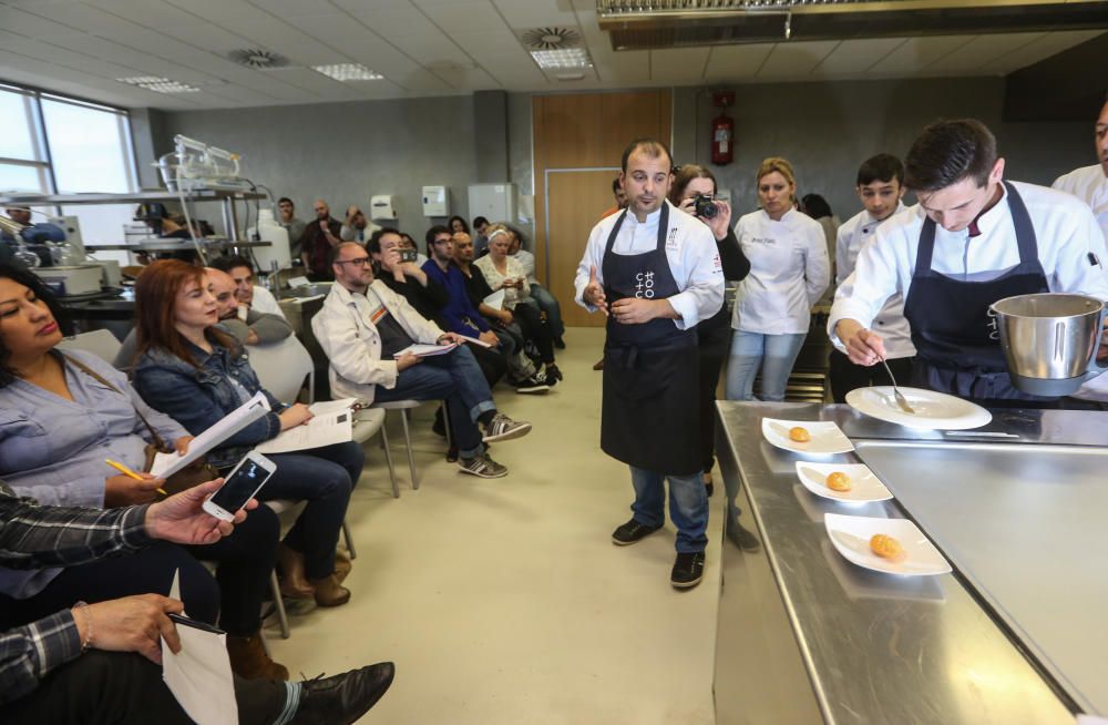 El estrella Michelín acerca a medio centenar de estudiantes y restauradores de la provincia las nuevas técnicas de la cocina molecular