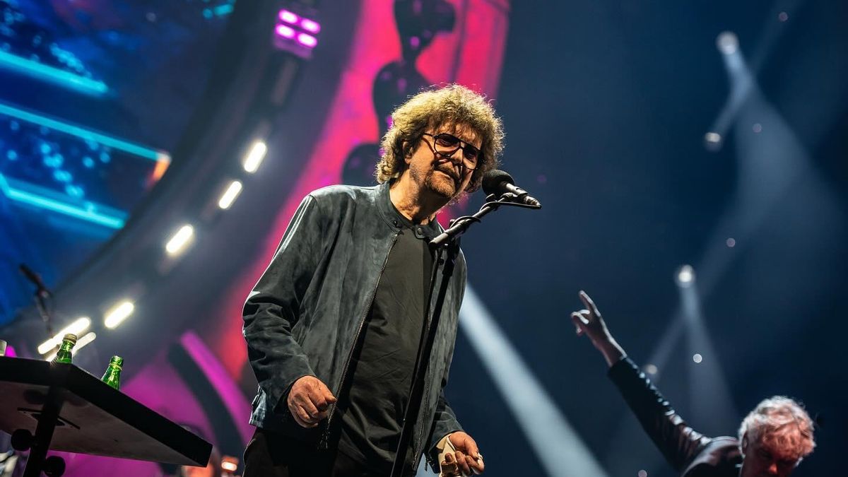 Jeff Lynne, en un momento del concierto en el Utilita Arena de Birmingham