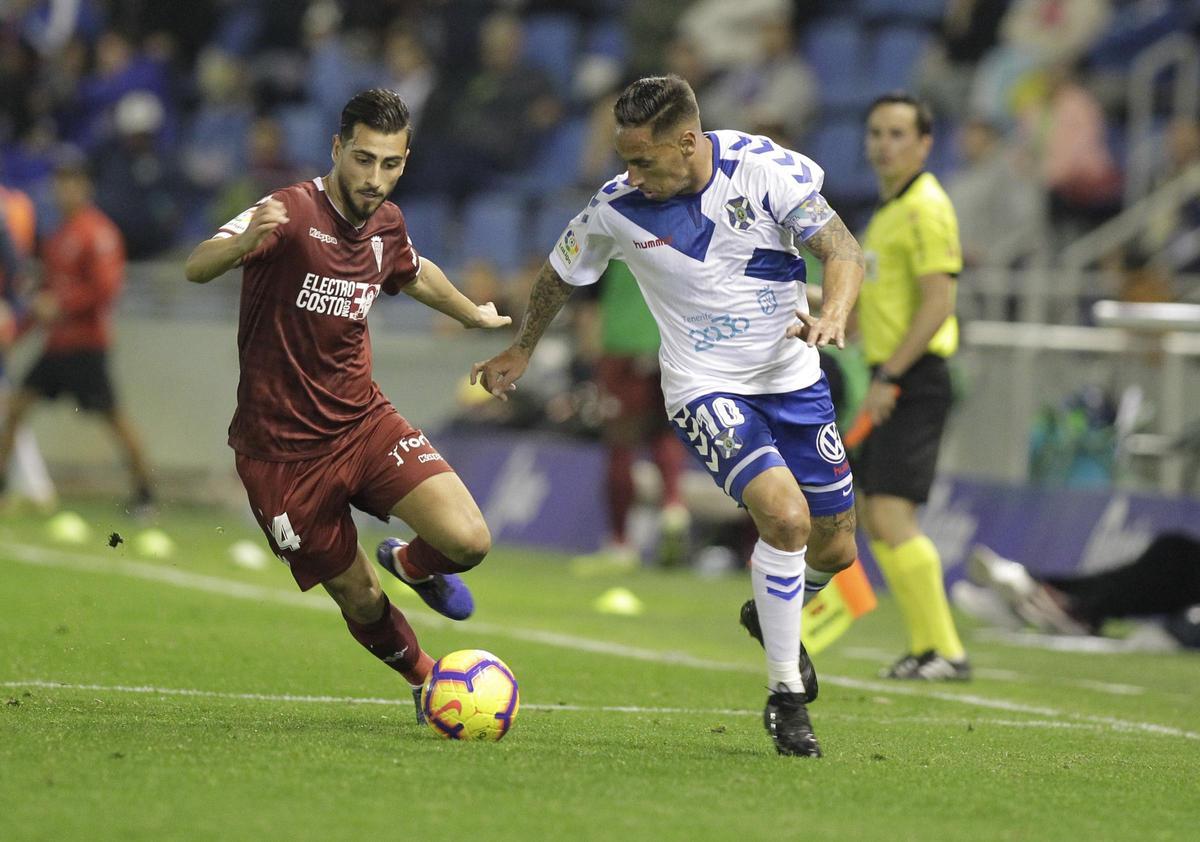 Luis Muñoz, a la izquierda, durante un encuentro ante el Tenerife durante su etapa en el Córdoba CF.