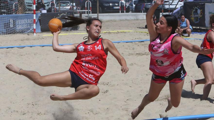 Una acción de uno de los partidos del Torneo Mancomunidade do Morrazo de balonmano playa.  | // SANTOS Á.