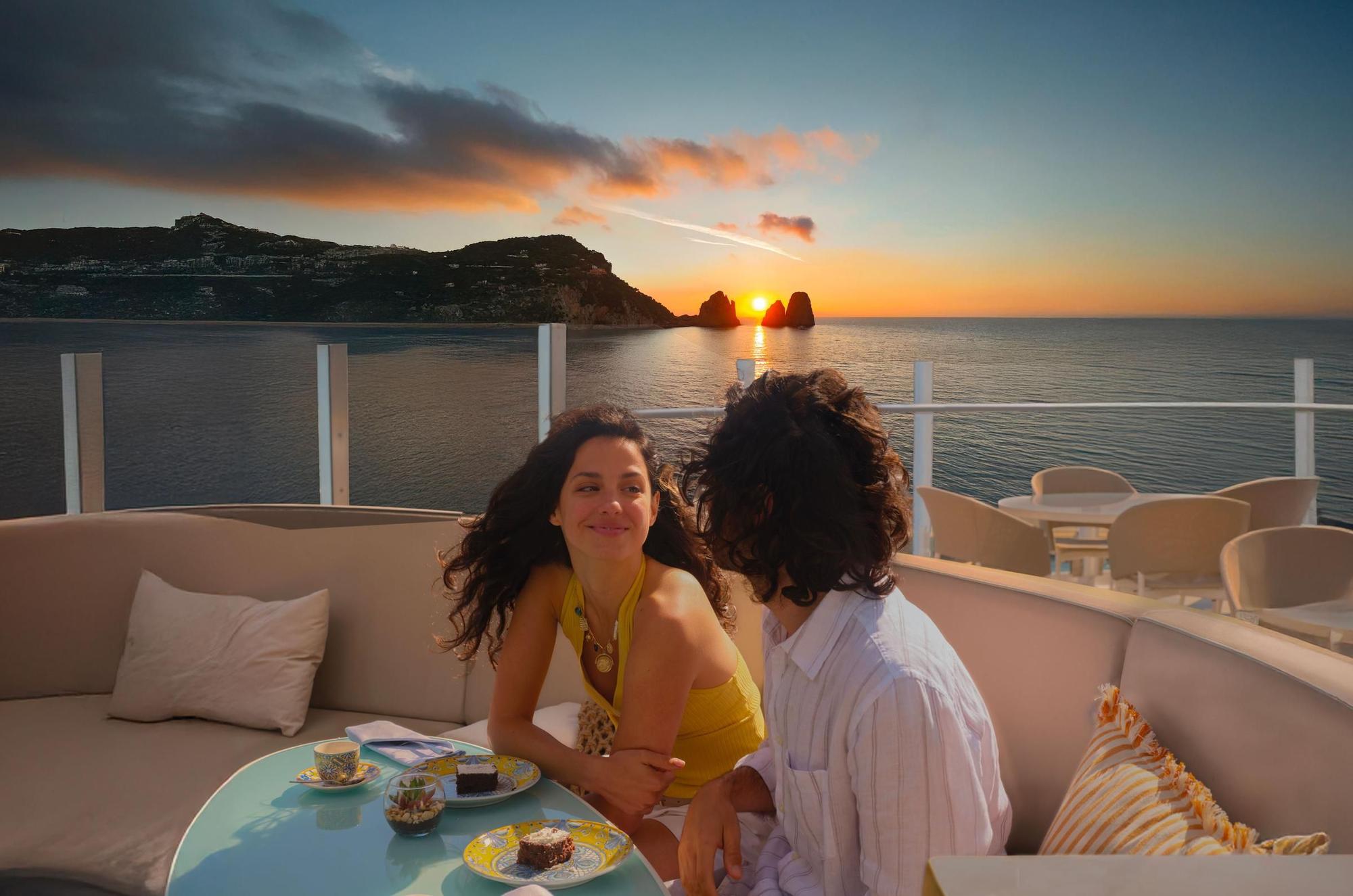 El Costa Smeralda parte cada domingo desde Barcelona con escalas en Marsella, Génova, Civitavecchia, Nápoles y Cagliari.