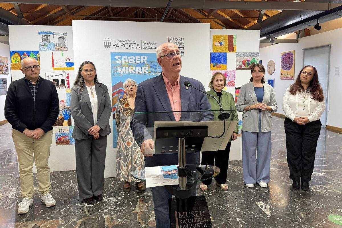 El alcalde Vicent Ciscar durante la inauguración de la exposición de dibujos de la dana.