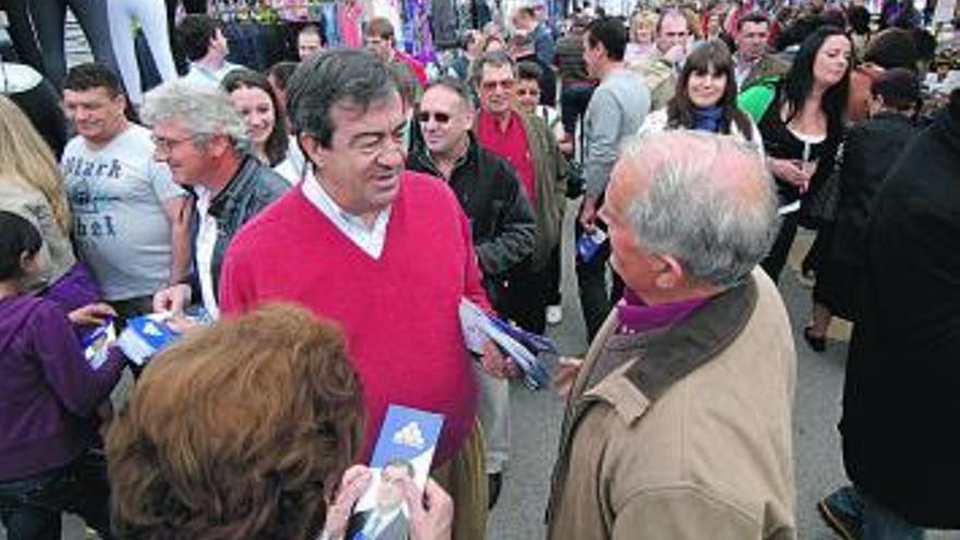 Álvarez-Cascos, durante su visita al mercado de Pola de Laviana.