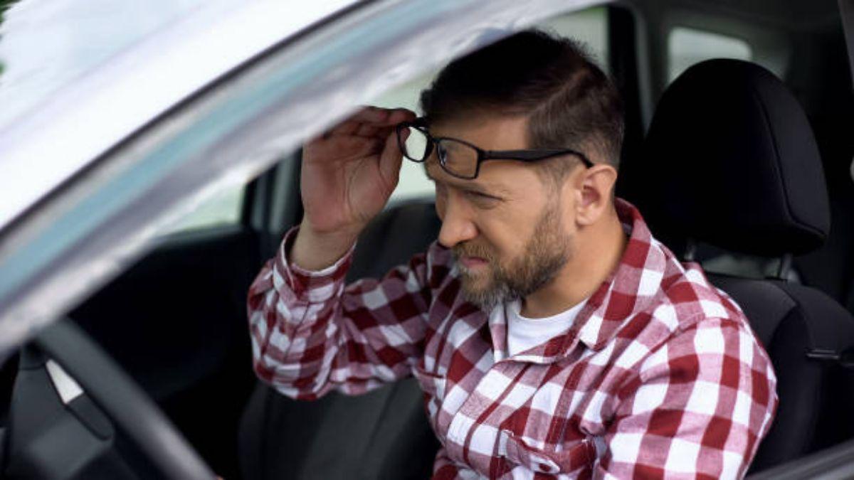 Una persona conduciendo con gafas