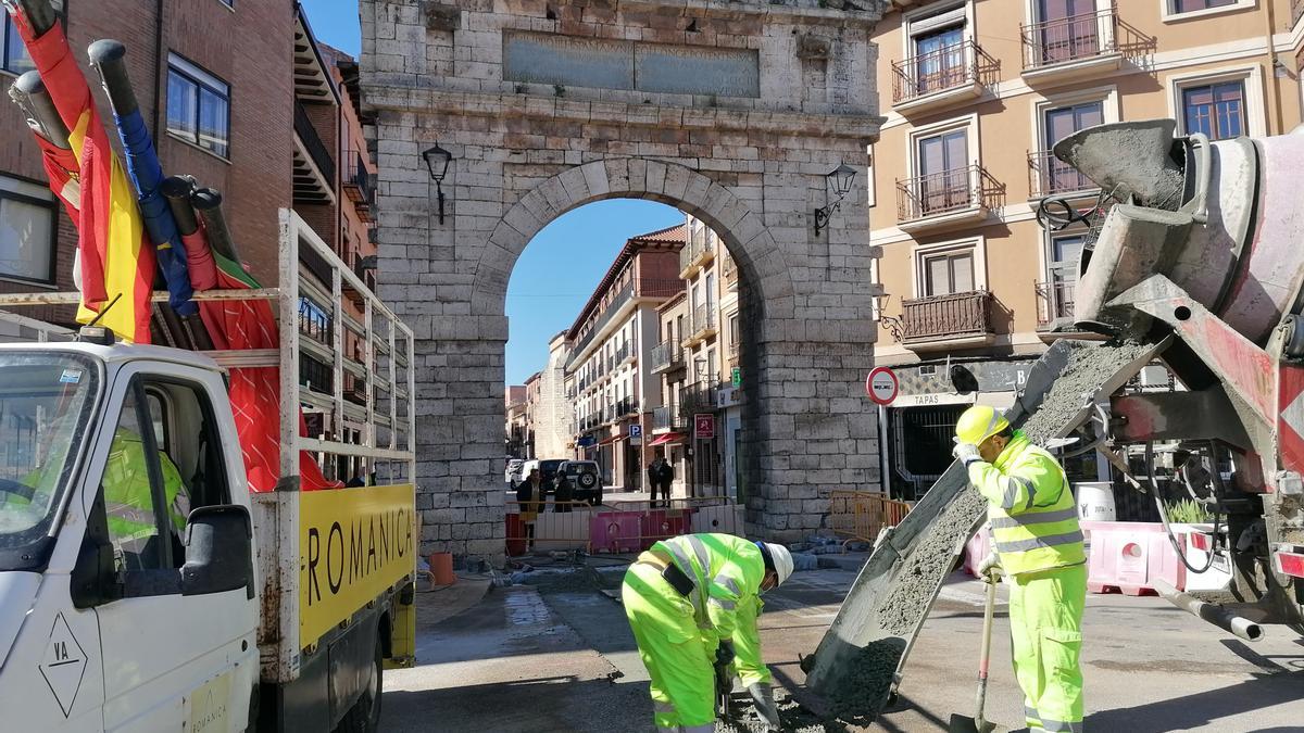 Operarios trabajan en las obras de refuerzo de los nodos de saneamiento junto al Arco de Corredera