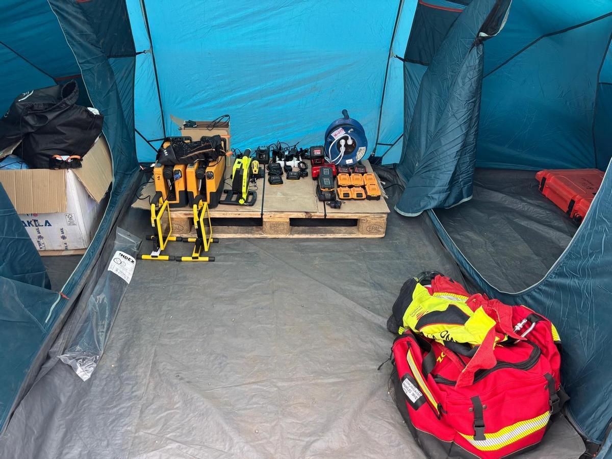 Parte del material en el campamento.
