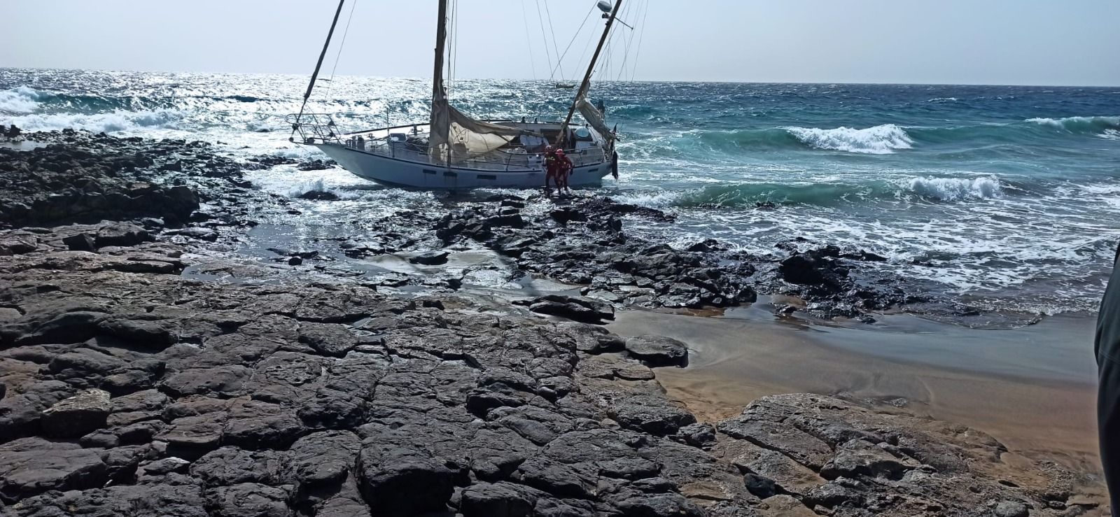 Velero encallado en una cala de Puerto del Carmen