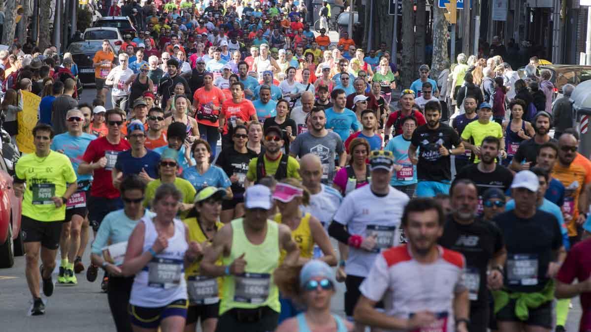 Corredores de la Maratón de Barcelona por la calle Mallorca, tras dejar atrás la Sagrada Familia.