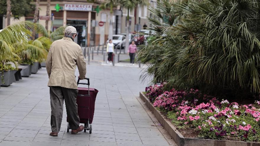 Un hombre sale a realizar sus compras en Santa Cruz de Tenerife.