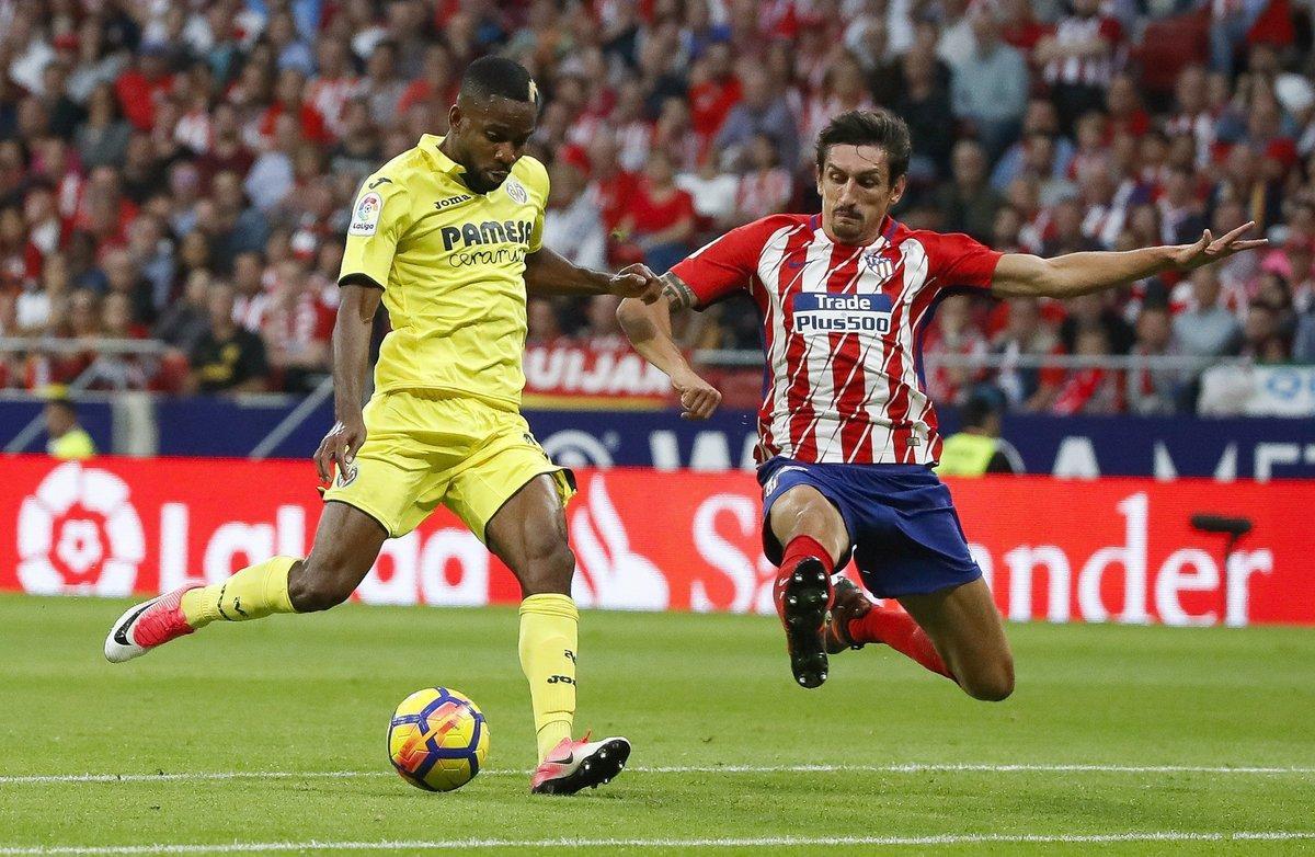 GRA244. MADRID, 28/10/2017.- El delantero francés del Villarreal, Cédric Bakambu (i), se dispone a golpear el balón ante el defensa montenegrino del Atlético de Madrid, Stefan Savic, durante el encuentro correspondiente a la décima jornada de primera división que disputan esta tarde en el estadio Wanda Metropolitano de Madrid. EFE / JuanJo Martín.