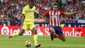 GRA244. MADRID, 28/10/2017.- El delantero francés del Villarreal, Cédric Bakambu (i), se dispone a golpear el balón ante el defensa montenegrino del Atlético de Madrid, Stefan Savic, durante el encuentro correspondiente a la décima jornada de primera división que disputan esta tarde en el estadio Wanda Metropolitano de Madrid. EFE / JuanJo Martín.