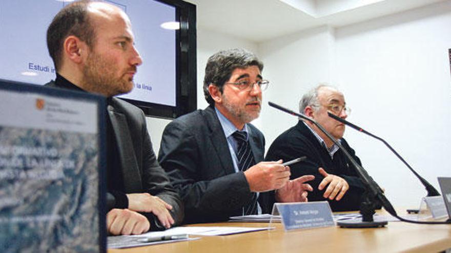 De izquierda a derecha, el director general Toni Verger, el conseller Vicens y uno de los gerentes de SFM, Jaume Jaume, en 2009.