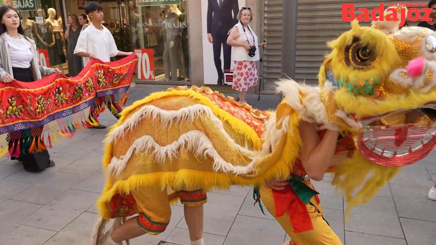 El folklore internacional desfila por Badajoz