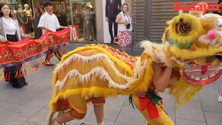 El folklore internacional desfila por Badajoz