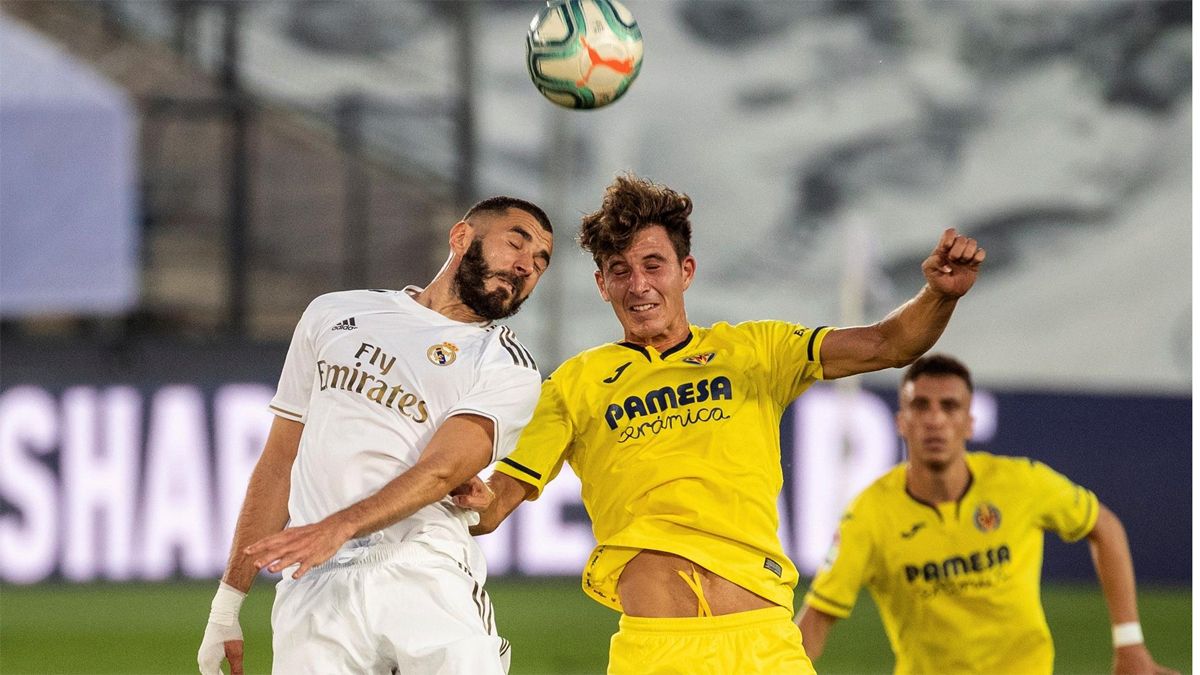 Pau Torres lucha un balón aéreo con Benzema