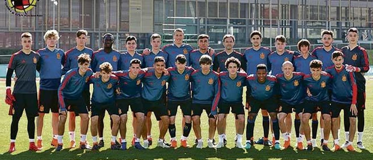 La selección española sub-17, entre los que figuran los baleares Sintes y Alpha.