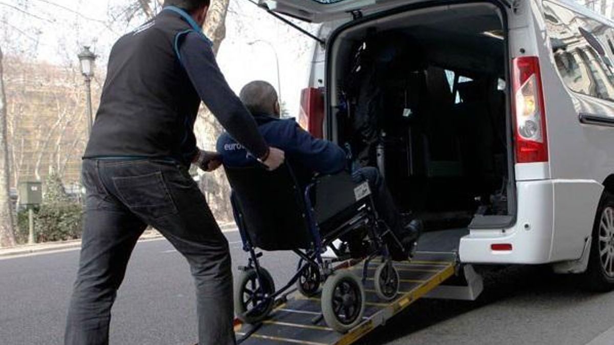 Taxi adaptado para el transporte de una persona en silla de ruedas.