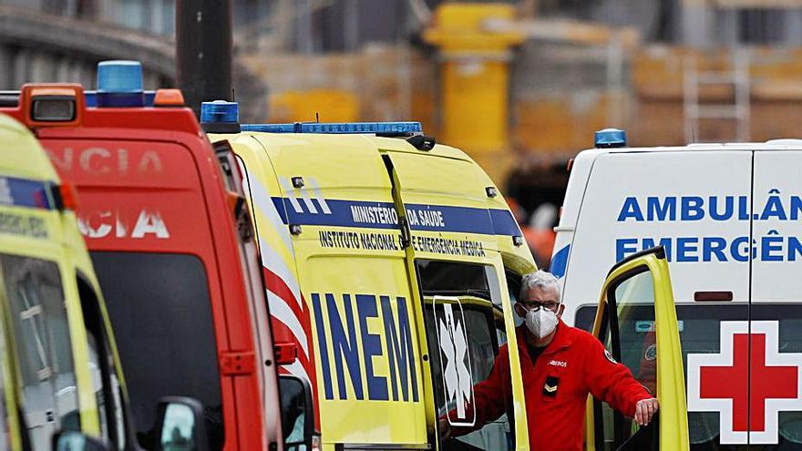 Varias ambulancias, en un hospital de Lisboa. |   // REUTERS