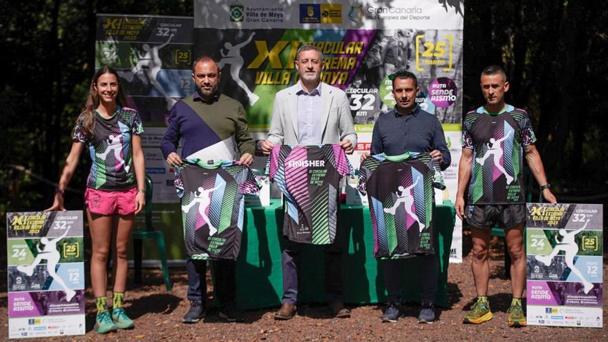 :Raúl Afonso, alcalde de la Villa de Moya, junto a Francisco Castellano, consejero del Cabildo, y Gilberto Sosa, concejal de Deportes, en la presentación de la carrera en Los Tilos.