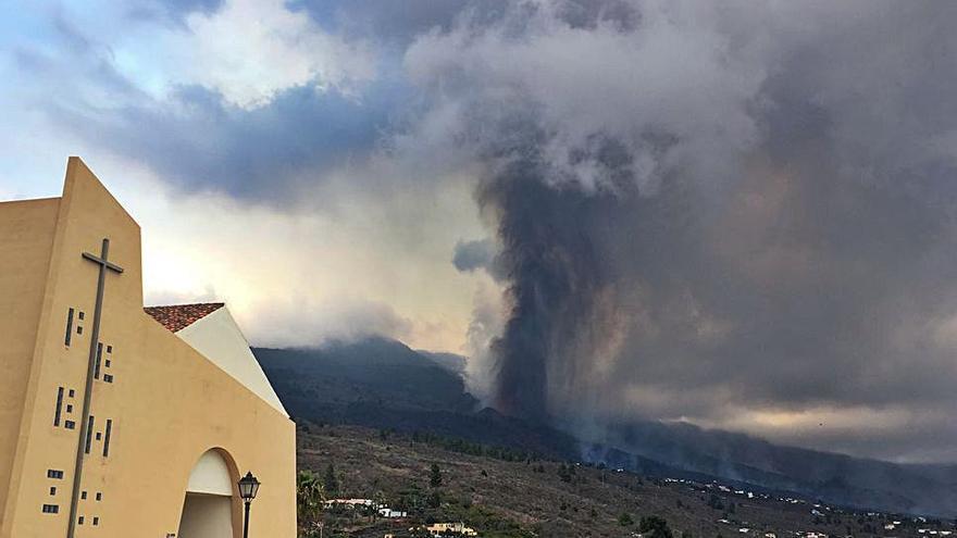 La llengua de lava del volcà en erupció de La Palma amenaça de sepultar mil habitatges