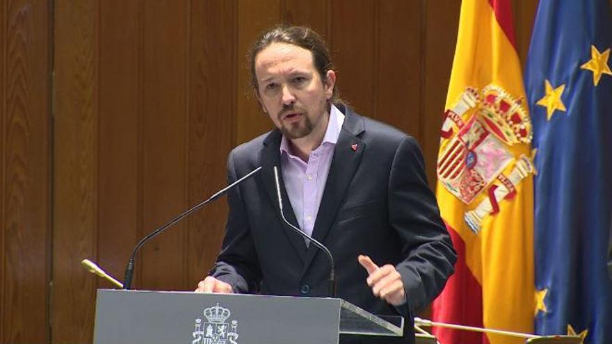 ¿Qué representa el triángulo rojo que lucen Iglesias y Garzón en el acto de promesa ante el Rey?