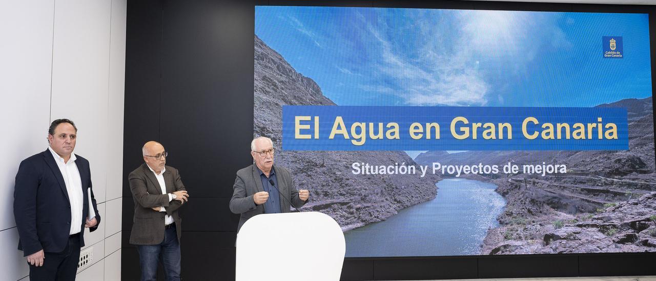 Por la izquierda, José Chirivella, Antonio Morales y Miguel Hidalgo, en rueda de prensa para analizar la situación hídrica de Gran Canaria.