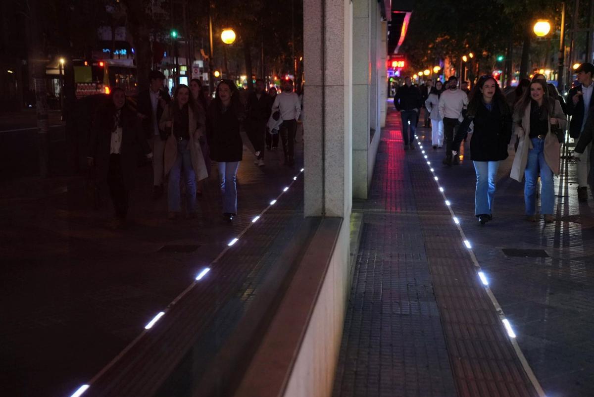 Ruta iluminada y podotáctil.
