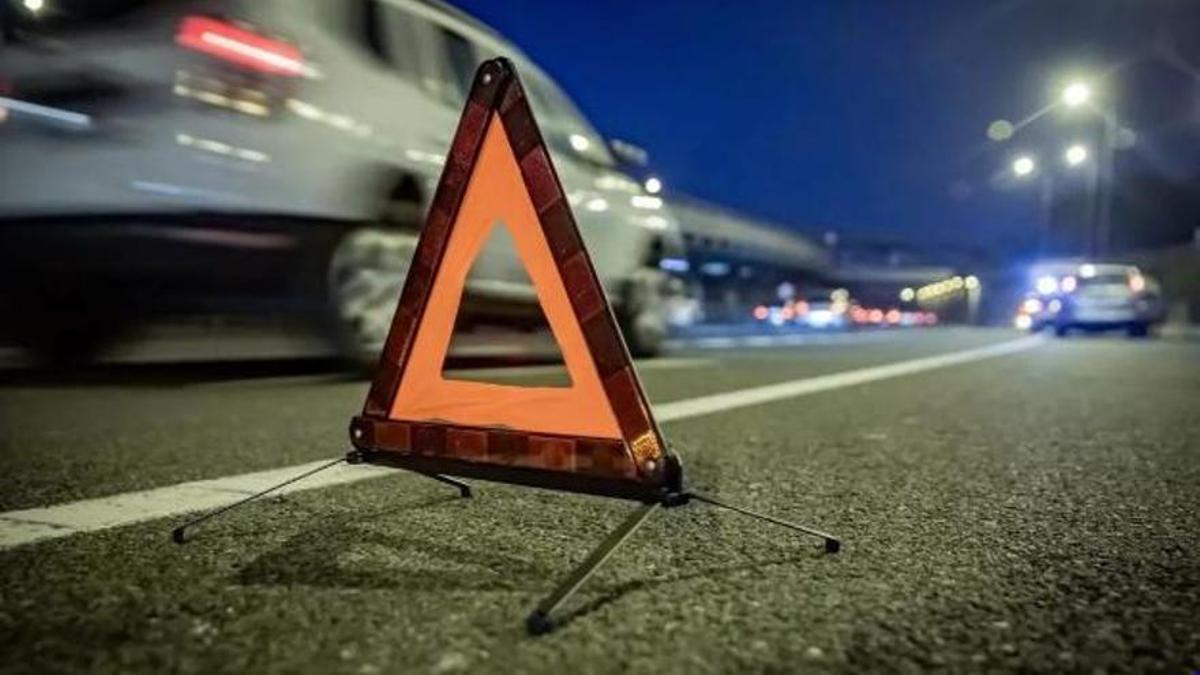 Un triangle que alerta d'un accident de trànsit