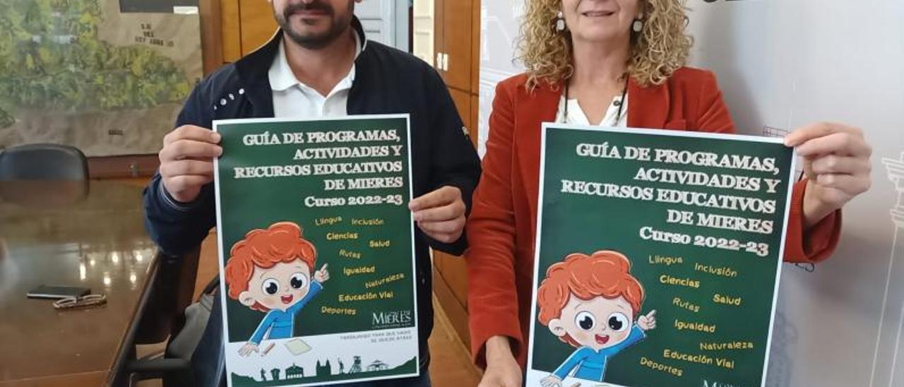 Manuel Ángel Álvarez y Belén Alonso, con carteles de la guía municipal. | D. M.