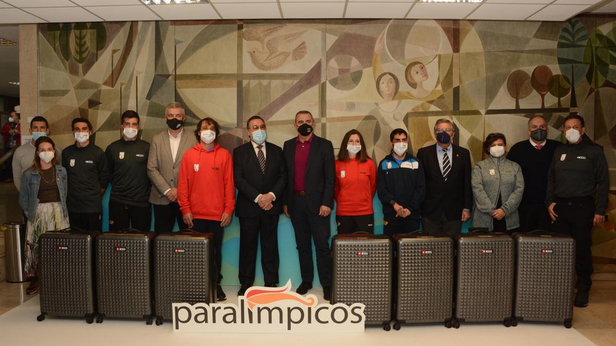 Fotografia de grup de la delegació espanyola dels Jocs Paralímpics d&#039;Hivern de Pequín, amb les autoritats esportives