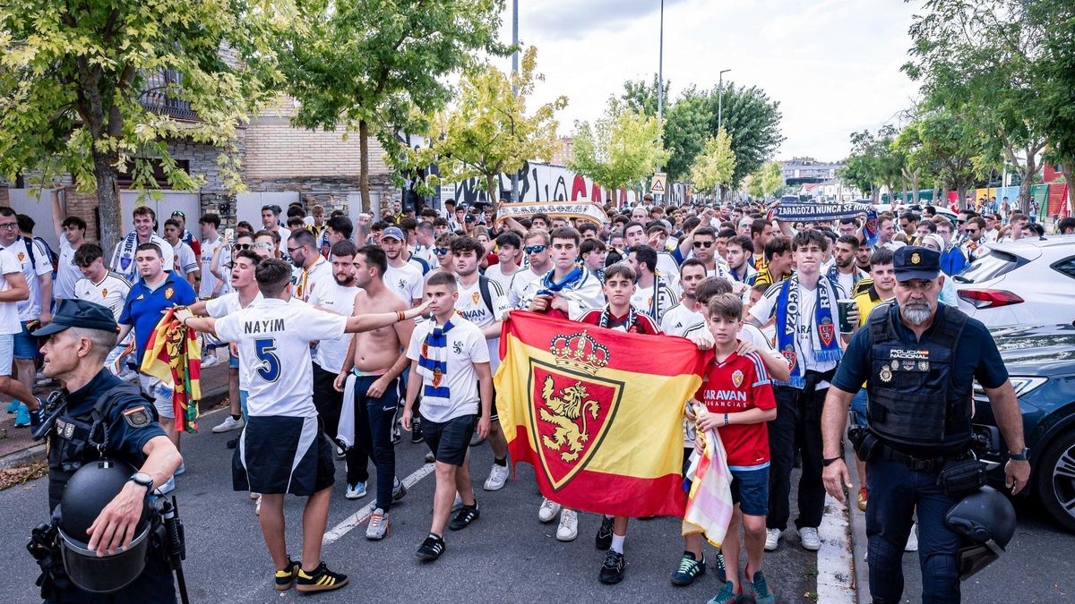 Aficionados del Real Zaragoza, por las calles de Miranda de Ebro en el desplazamiento de la pasada campaña.