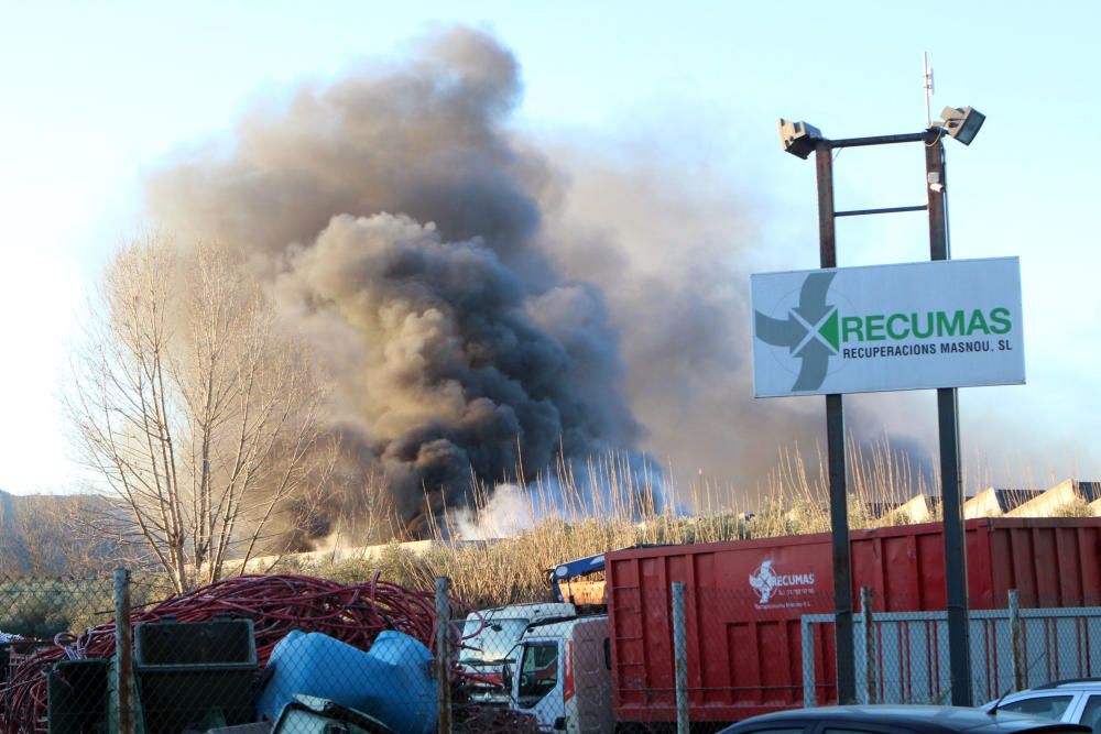 Incendi en una empresa de reciclatge a Sant Feliu de Buixalleu