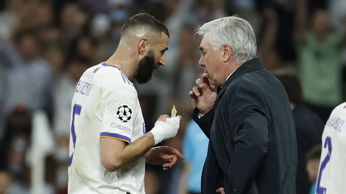 Benzema y Ancelotti intercambian impresiones