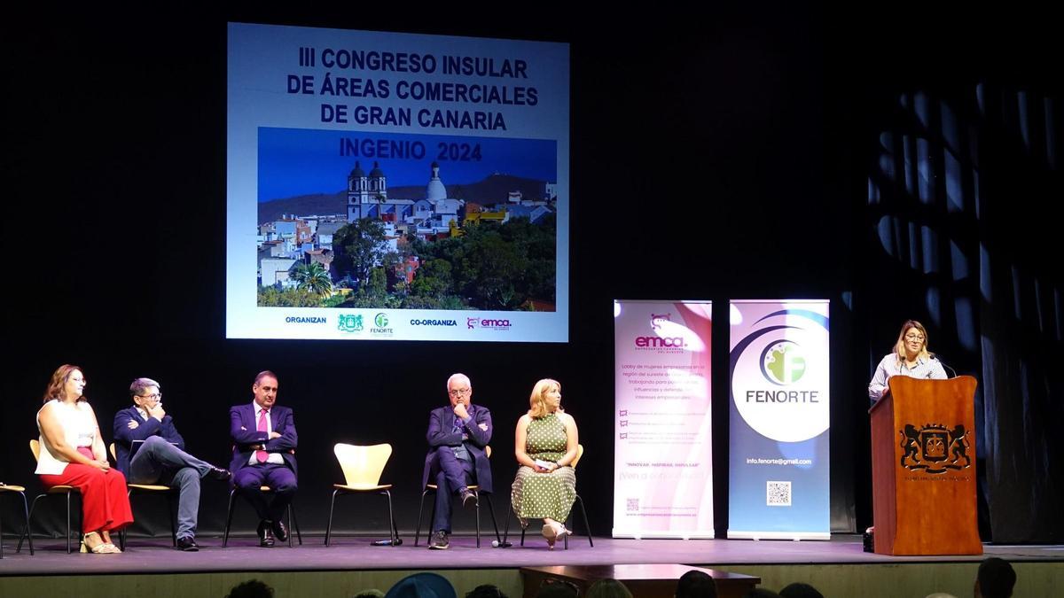 La alcaldesa de Ingenio, Vanesa Martín, en su intervención en el Congreso de Áreas Comerciales de Gran Canaria.