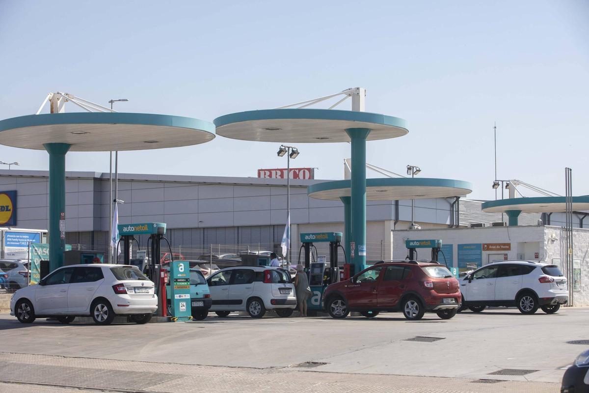 El precio de la gasolina se dispara en Mallorca y vuelven las colas a las estaciones de servicio 'low cost' El precio de la gasolina se dispara en Mallorca y vuelven las colas a las estaciones de servicio 'low cost'