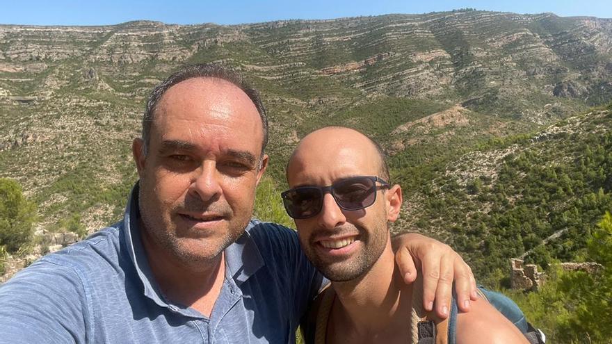 Quique y su padre en Asturias, en una foto del álbum familiar.