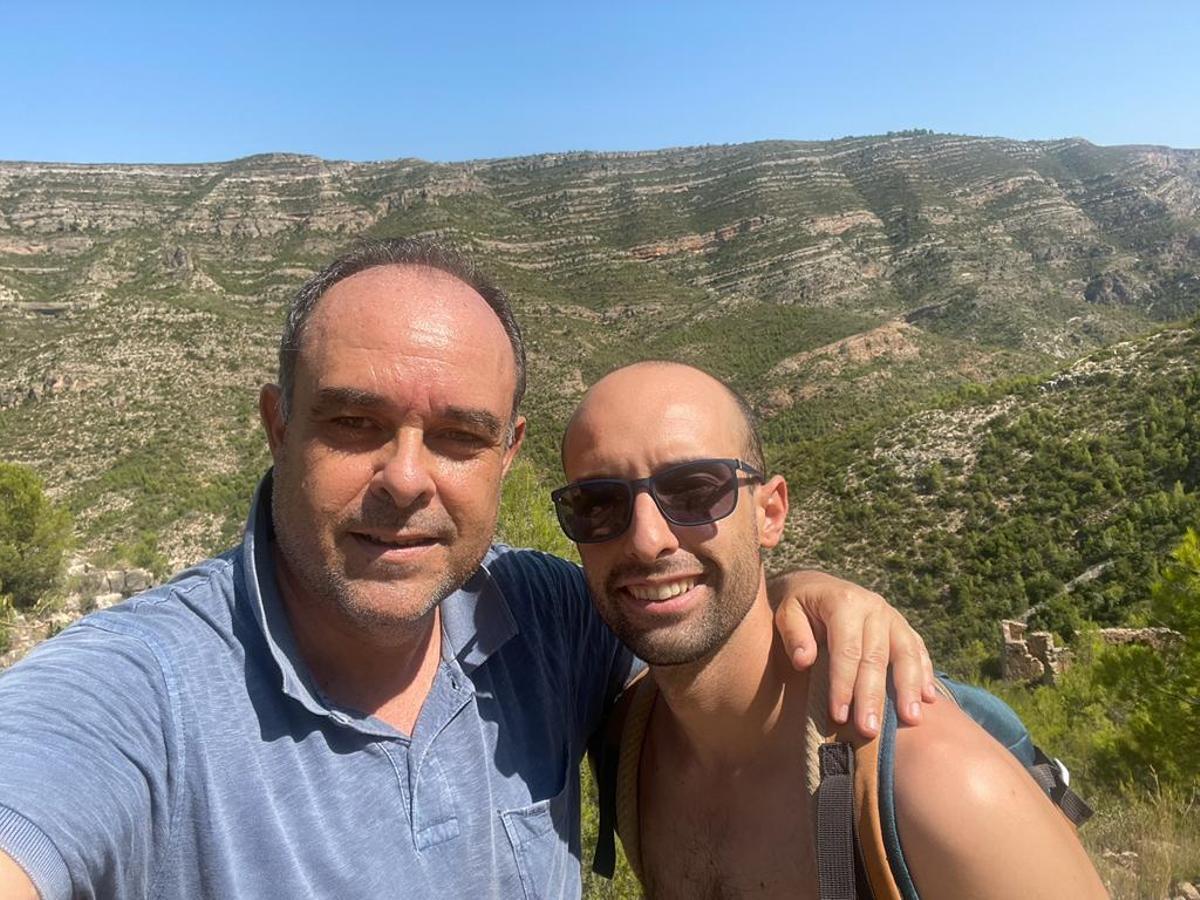 Quique y su padre en Asturias, en una foto del álbum familiar.