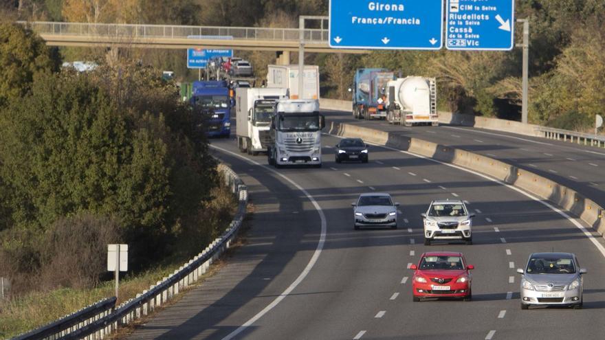 Alguns vehicles  circulant aquesta setmana pel carril del mig de l’autopista AP-7 al seu pas per Riudellots de la Selva. | DAVID APARICIO