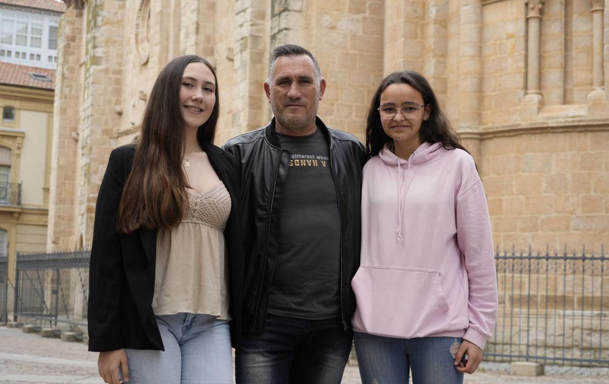 Benjamín Rey, junto a dos de las nuevas integrantes de la banda, Celia (a la derecha) y su hija Lara. | JOSÉ LUIS FERNÁNDEZ