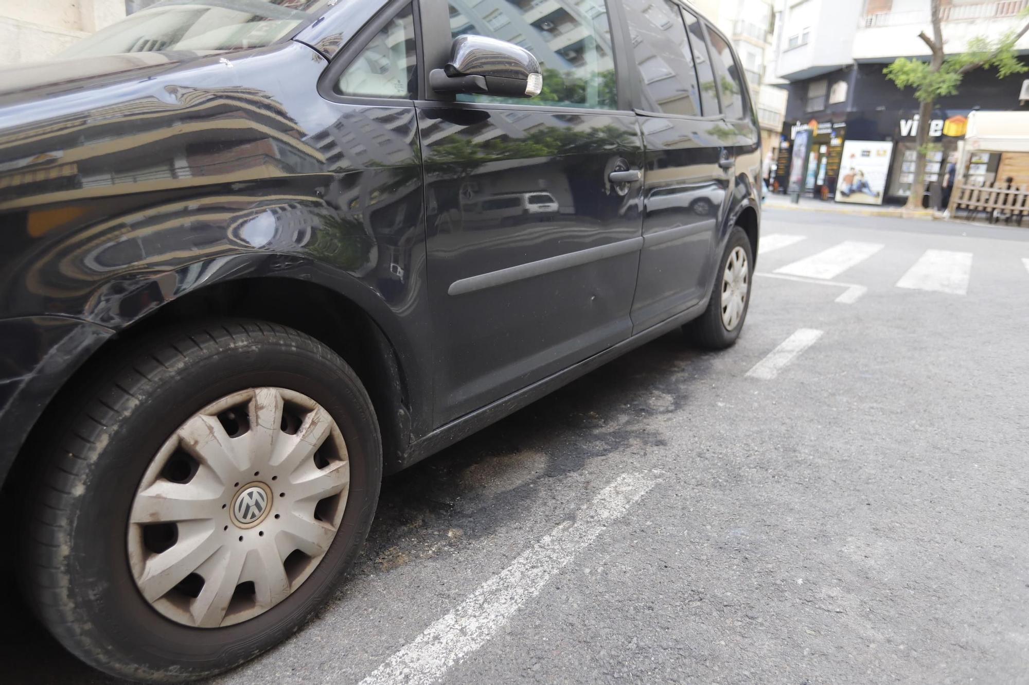 Así se incendió un coche aparcado en la calle Juan XXIII de Xàtiva