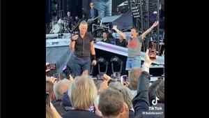 Momento de la pedida de mano en el concierto de Brucec Springsteen en Oslo.