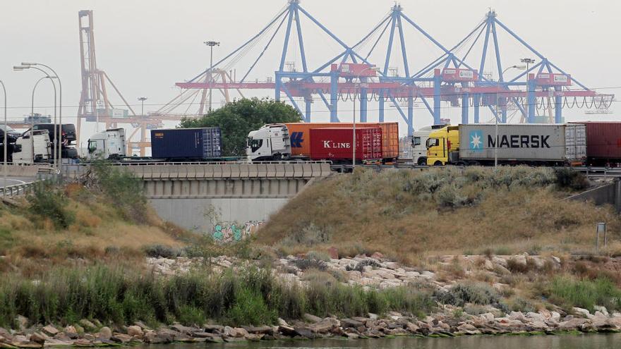 Camiones accediendo al puerto de València.