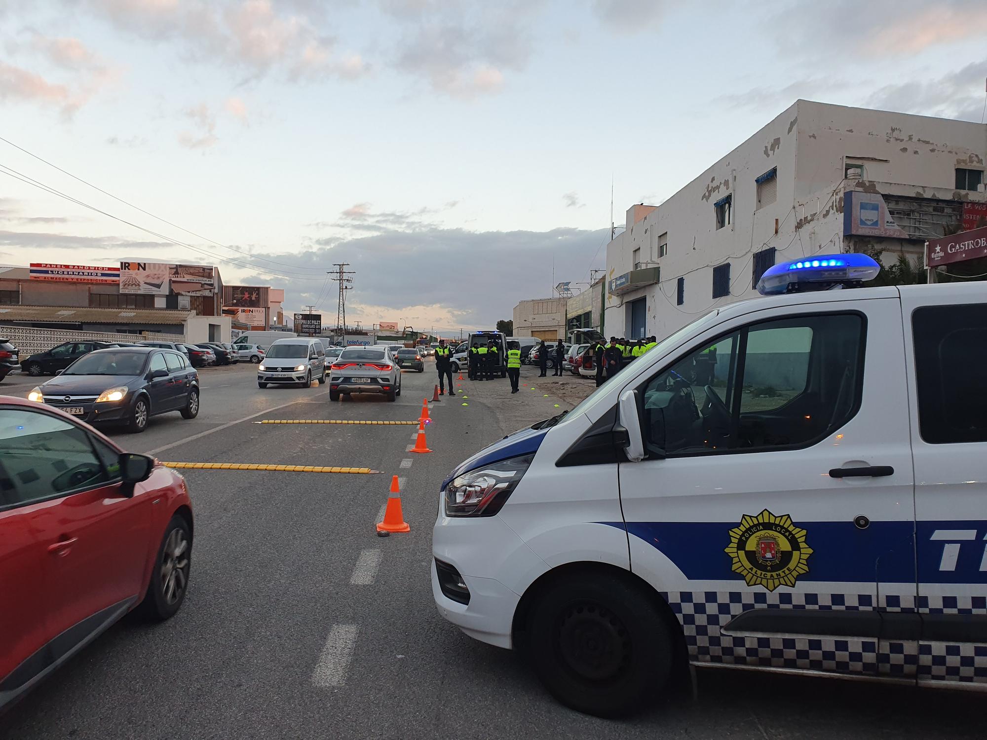 200 policías locales desplegados en un cruce de Alicante