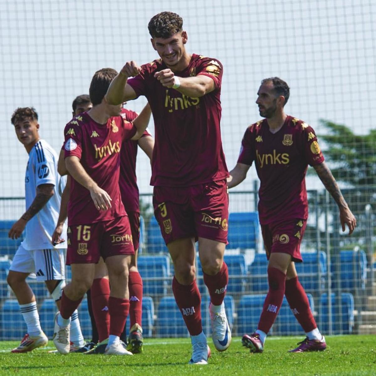 Mariano Carmona celebra un gol durante la pasada pretemporada con el Alcorcón.