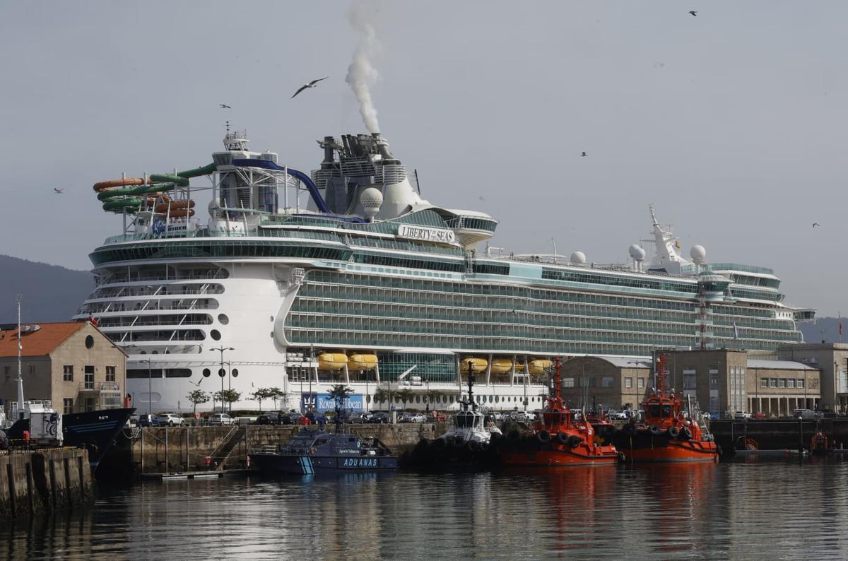 El «Liberty of the Seas» atracado en el puerto de Vigo.