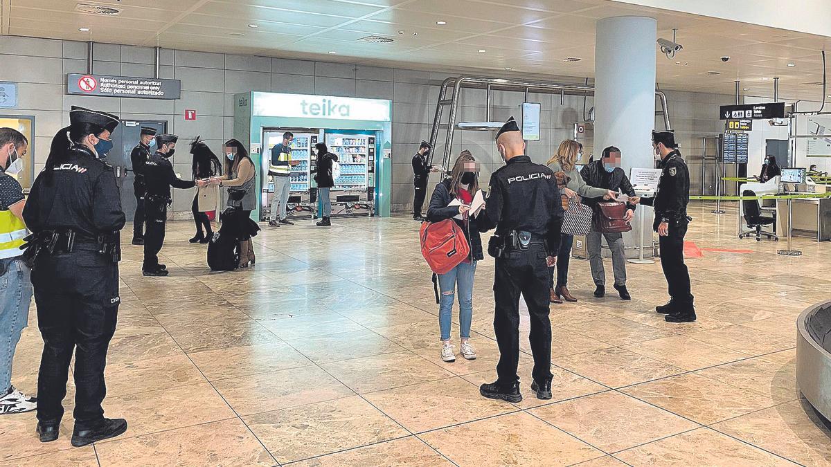Treinta multas al día en el aeropuerto de Alicante-Elche.