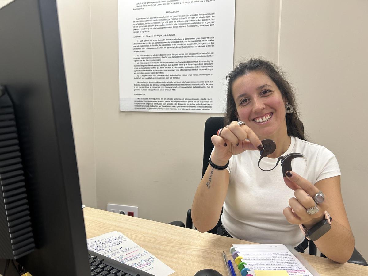 Paula González Rullas, que tiene sordera bilateral profunda desde los seis meses, con su implante coclear
